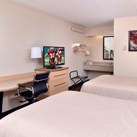 Super 8 By Wyndham Deerfield - Northbrook Hotel Екстериор снимка