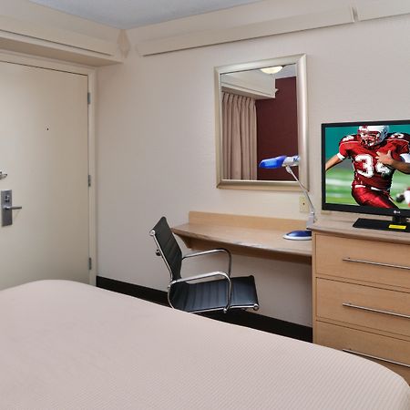 Super 8 By Wyndham Deerfield - Northbrook Hotel Екстериор снимка