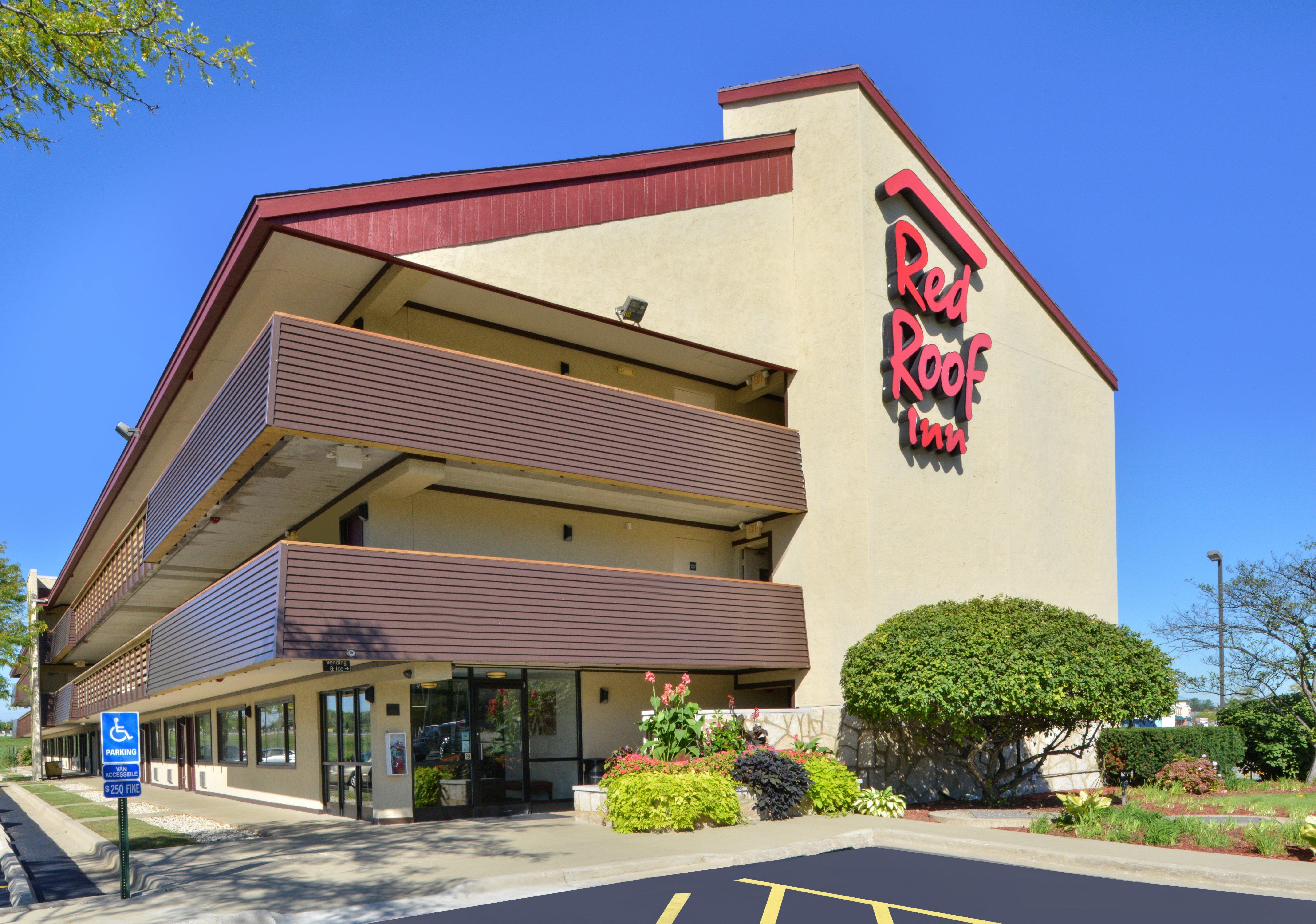 Super 8 By Wyndham Deerfield - Northbrook Hotel Екстериор снимка